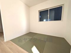 リビングと一体利用が可能な和室を用意。客間としてはもちろん、お子様のお昼寝スペースや書斎としても活躍してくれそうです＾＾