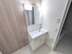 三面鏡裏収納付き洗面化粧台です＾＾ 歯磨きセットやスキンケア用品などの収納に便利ですね。 生活感も隠すことができ、来客時にも安心です。