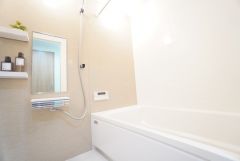 ホワイトを基調としたバスルームで清潔感を保てます。洗い場はミラー付きで、隣にはシャンプーや洗顔料など置くことが出来ます。