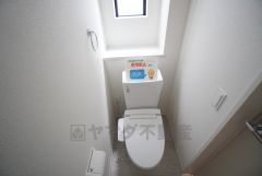 1階2階の2ヶ所にトイレがありますので、忙しい朝にも家族に気を使わず、ゆとりが生まれますね＾＾ 小窓付きで換気する時に便利です＾＾