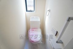 1階2階の2ヶ所にトイレがありますので、忙しい朝にも家族に気を使わず、ゆとりが生まれますね＾＾ 小窓付きで換気する時に便利です＾＾