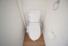 潔感のある使い勝手の良いトイレで、毎日気持ちよくお使いいただけます。温水洗浄便座付きで、季節を問わず快適にご利用いただけます＾＾