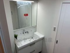 三面鏡裏収納付き洗面化粧台です＾＾ 歯磨きセットやスキンケア用品などの収納に便利ですね。