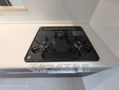 3種類の料理が同時に調理できる、3口ガスコンロ。忙しい夕食の支度時間が短縮できて効率よくお料理が楽しめます。