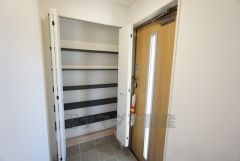 玄関扉にスリットのある明るい玄関です＾＾シューズボックス付きなので、家族全員の靴がきれいに整頓できます。