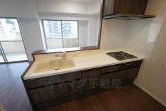 対面式キッチンなのでリビングにいるご家族とコミュニケーションを取りながら洗い物や、お料理が楽しめそうですね＾＾ 