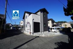 角地なので、開放感が得られます。 また、日差しが入りやすく、家の奥まで明るくなるのが嬉しいポイントです。