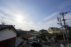 2階バルコニーからの眺望です。前面に遮るものがなく景色を一望できます。南向きで、日当たりも良好。お洗濯物が良く乾きます。