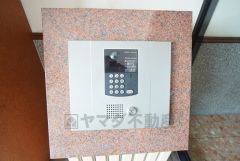 防犯性もばっちり、TVモニター付きインターホン完備。来訪者の顔が見えるので、安心＾＾お子さん1人での留守番時にも活躍しそうです。 