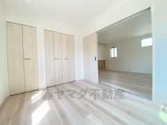 6帖。リビング隣には、ホッとできる洋室を用意。客間としてはもちろん、お子様のお昼寝スペースや書斎としても活躍してくれそうです＾＾