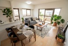 大きな掃き出し窓のあるリビングは、陽光あふれる明るい空間です。ゆったりと寛げる憩いの場となりそうです。家具はCGによるイメージ画像