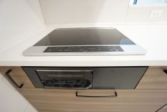 お手入れのしやすいIHクッキングヒーターです。3口コンロなので、効率よくお料理が楽しめます。毎日のお料理も楽しくなりますね＾＾