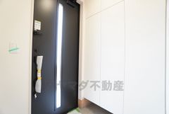 採光も考えられた明るい玄関です。たっぷり収納できるシューズボックス付きなので、家族全員の靴がきれいに整頓できます。