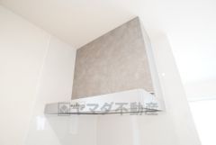 コンロ上には換気扇完備＾＾調理時の蒸気や匂いが換気扇に誘導され、効率的に排煙ができます＾＾