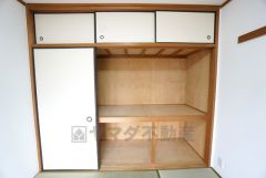 和室には押入れが付いています。来客用のお布団や、季節物の家電などの収納にも困りませんね＾＾