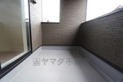 幅広のインナーバルコニーは多少の雨でも洗濯物を守ってくれ、家事を助けてくれること間違いなし。眩しすぎる日差しも和らげます。