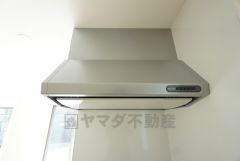 コンロ上には換気扇完備＾＾すぐ横に小窓が設けられているので、換気扇と合わせてWで換気できます＾＾