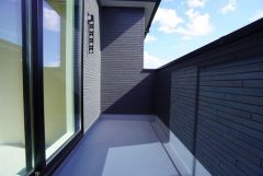 広々としたバルコニー。南向きで陽当たり良好です。お洗濯はもちろん、日光浴スペースにも＾＾ 天気のいい日にはお布団もまとめて干せそうですね＾＾