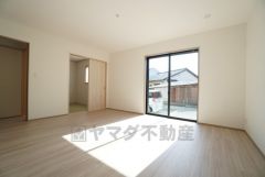 窓から光が差し込む明るいダイニングです＾＾