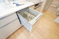 炊事時間を大幅に短縮できる食器洗浄乾燥機付き＾＾食器を洗う手間が減るので家族とのコミュニケーションの時間や自分の時間が増えますね。