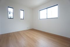 主寝室としてお使いいただけそうなこちらのお部屋は、日当たりが良く、爽やかな風を感じて起きる朝は、快適生活の始まりに。