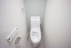ウォシュレット、暖房便座、節電・節水機能など、使い勝手のよい高機能トイレです。 上部には収納棚が付いています＾＾