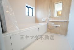 1日の疲れを癒すくつろぎのバスルーム。足を伸ばしてもゆったりと入れるサイズです。お子様と一緒にお風呂に入っても狭くないですね＾＾