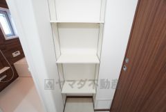 洗面台の向いにも可動棚収納が設けられています＾＾雑然とした洗面室がすっきり片付けやすくなります。