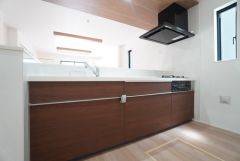 収納も、作業スペースも広々と設けられた使いやすいシステムキッチンです＾＾カウンターキッチンなので、ご家族と会話をしながら楽しくお料理ができます＾＾