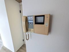 防犯はもちろん、セールスマン対策にもなるモニター付きインターホンです。 来訪者の顔が見えるので安心ですね＾＾