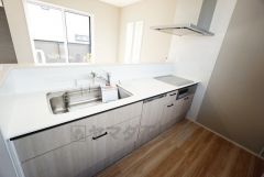 収納も、作業スペースも広々と設けられた使いやすいシステムキッチンです＾＾カウンターキッチンなので、ご家族と会話をしながら楽しくお料理ができます＾＾