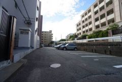 敷地内に駐車場（無料）を備えており、日々の車利用がスムーズ＾＾遠くに駐車しなくて済むのはうれしいですね。