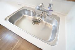 広々としたステンレスシンクには、洗剤やスポンジを収納出来るラック付き。広さも確保しているので、大きなお鍋も洗いやすいです。