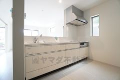 対面式キッチンなのでリビングにいるご家族とコミュニケーションを取りながら洗い物や、お料理が楽しめそうですね＾＾