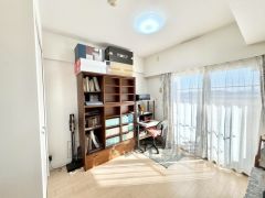 大きな掃き出し窓のあるリビングは、陽光あふれる明るい空間です。ゆったりと寛げる憩いの場となりそうです。 3LDKに間取り変更も可能です＾＾