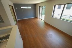 大きな窓のあるリビングは、陽光あふれる明るい空間です。居心地良く、ご家族皆がゆったりくつろげる憩いの空間となりそうです。