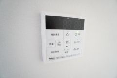 キッチン横からボタンひとつで操作が楽々。