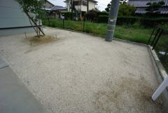 お庭付き＾＾家庭菜園やガーデニングはもちろん、お子さまの外遊びの場としても＾＾ イスやテーブルを置いて、くつろぎのアウトドア空間としても楽しめます。