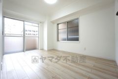 バルコニーに面した5.4帖の洋室です。 家具を選ばないナチュラルなフローリングとシンプルなクロスです＾＾