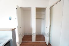 キッチン横に広々としたパントリー付き＾＾洗面室にも近く、食料品だけでなく日用品などの収納にも＾＾