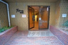 清潔感あふれるエントランス。