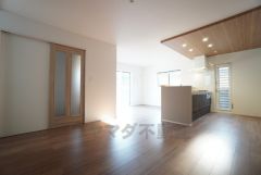 大きな掃き出し窓のあるリビングは、陽光あふれる明るい空間です。ゆったりと寛げる憩いの場となりそうです。 