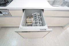 炊事時間を大幅に短縮できる食器洗浄乾燥機付き＾＾食器を洗う手間が減るので家族とのコミュニケーションの時間や自分の時間が増えますね。