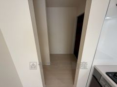 キッチン横に広々とした収納スペース付き＾＾洗面室にも近く、食料品だけでなく日用品などの収納にも＾＾