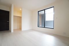 7.5帖。主寝室としてお使いいただけそうなこちらのお部屋は、日当たりが良く、爽やかな風を感じて起きる朝は、快適生活の始まりに。