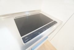 お手入れのしやすいIHクッキングヒーターです。3口コンロなので、効率よくお料理が楽しめます。毎日のお料理も楽しくなりますね＾＾