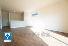 大きな掃き出し窓のあるリビングは、陽光あふれる明るい空間です。ゆったりと寛げる憩いの場となりそうです