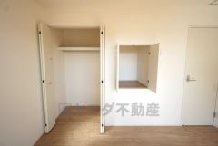 洋室にはハンガーパイプ付きのクローゼットが設けられています。たっぷり収納できるので衣替えの心配もいりませんね＾＾