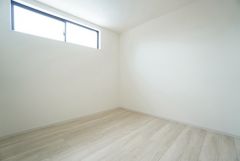 住む人のこだわりを活かす洋室。日当たりがよく、寝室としての利用もおすすめ。広めのクローゼットには荷物をすっきり片付けられ、ゆとりのある暮らしが出来ます＾＾