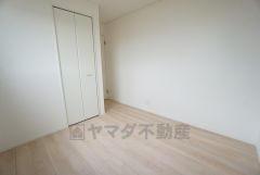 収納量たっぷりのクローゼット付です。シンプルデザインで落ち着きと安らぎの空間に仕上げています。